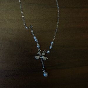 Silver bow pearl necklace